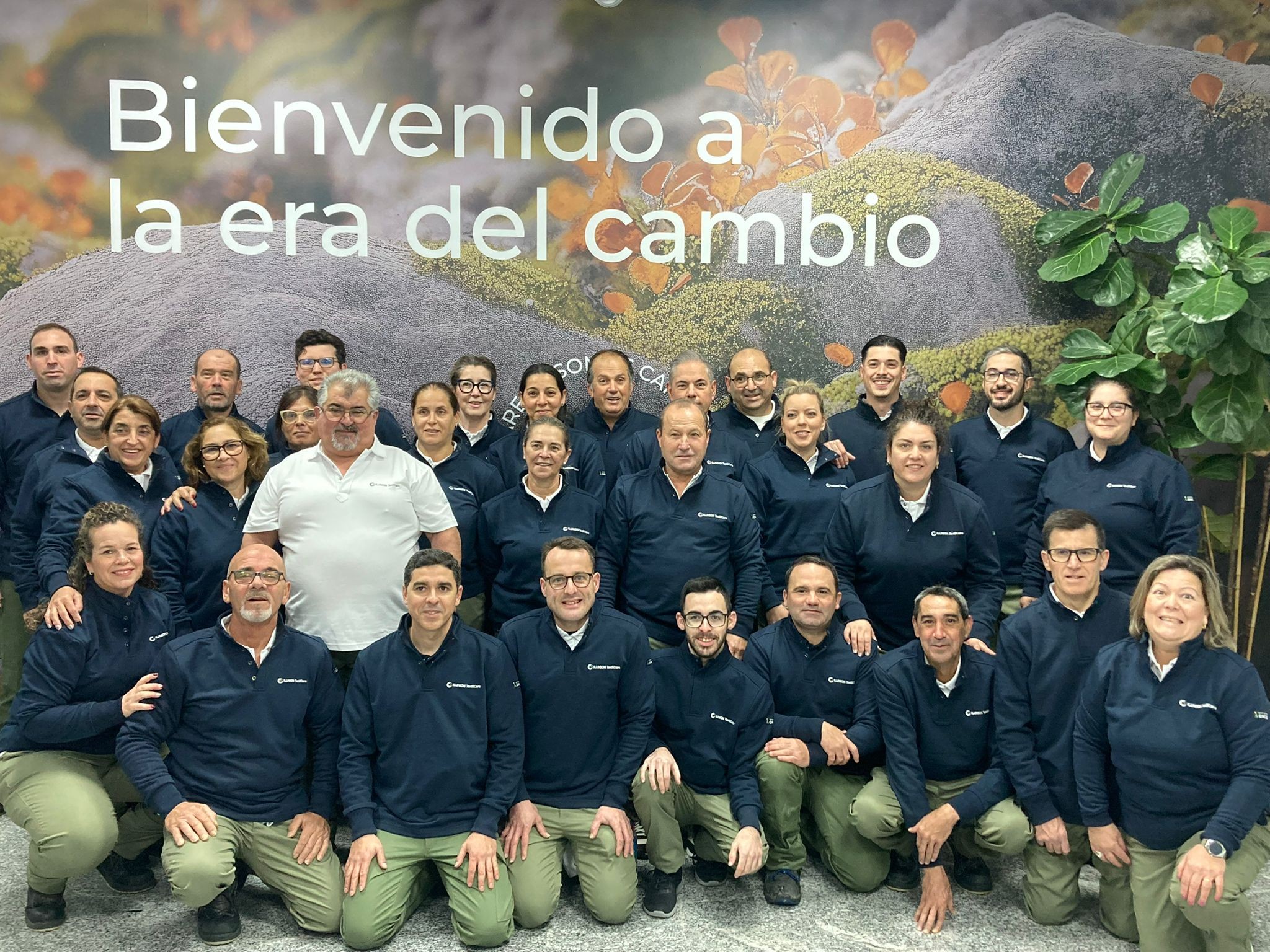 Foto de familia de la plantilla de Ilunion TextilCare en la lavandería de Las Cabezas de San Juan