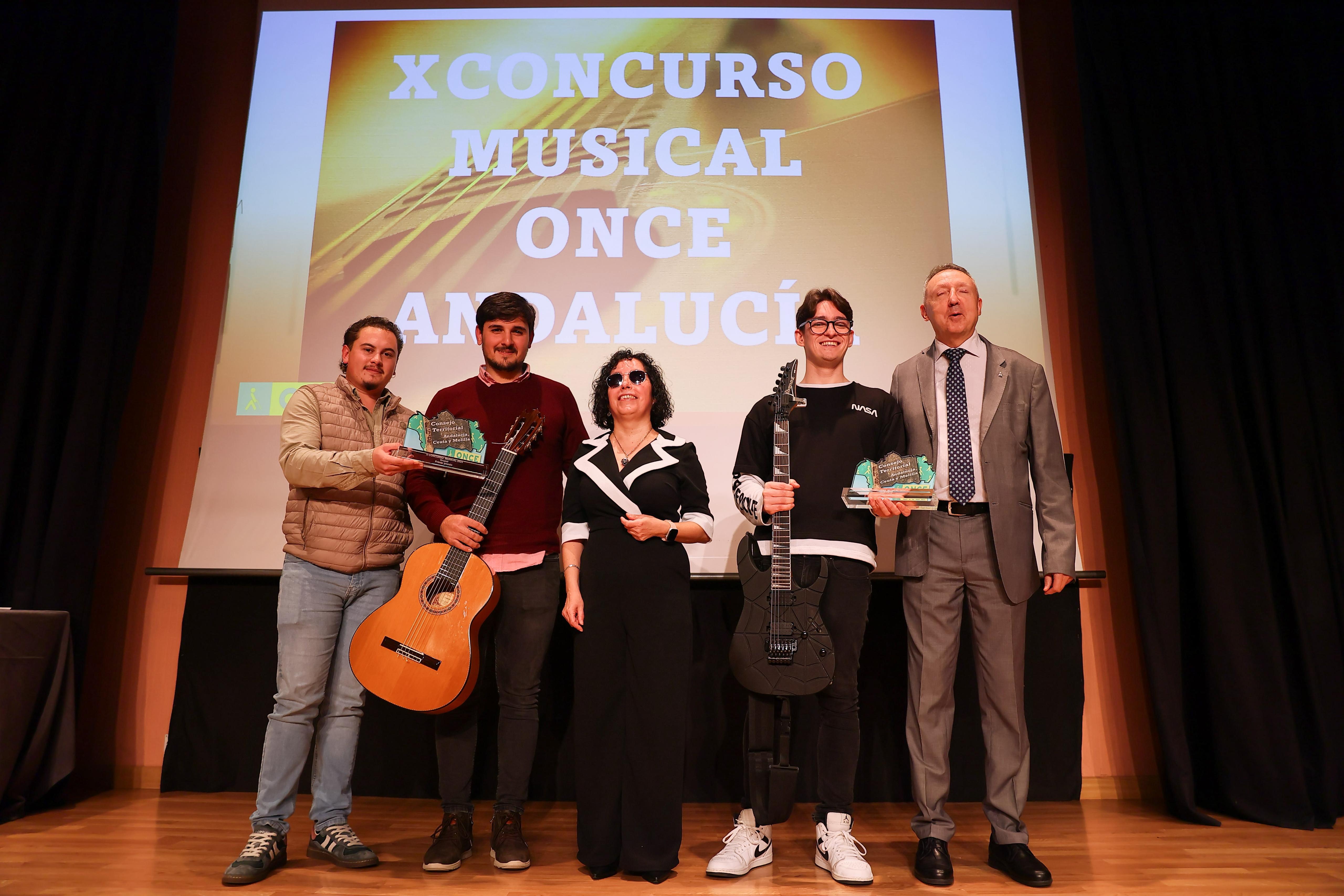 Los ganadores del X Concurso Musical ONCE Andalucía con la presidenta del Consejo Territorial y el delegado de la ONCE