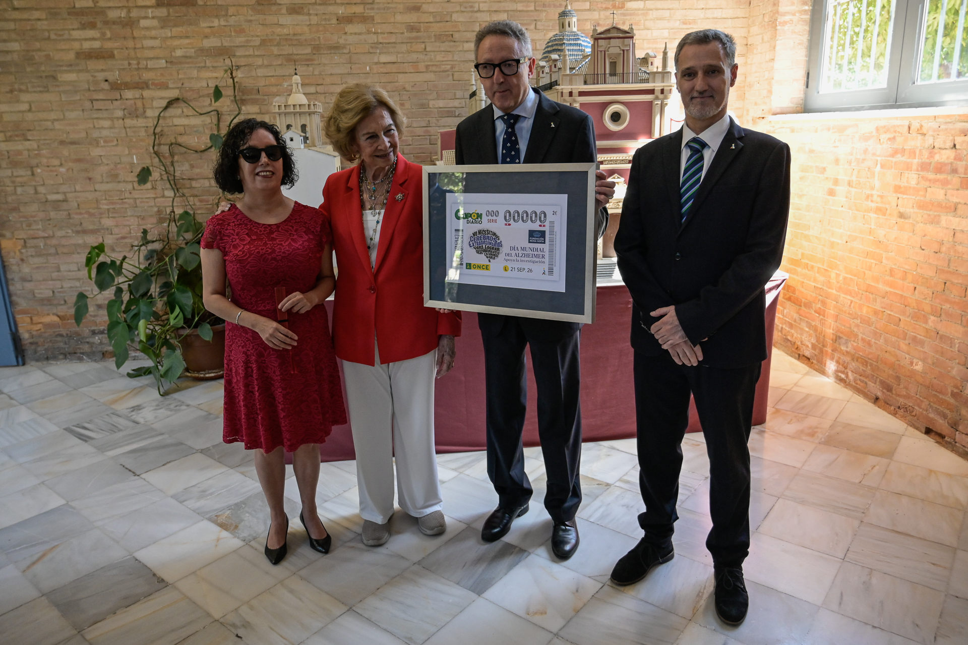 Presentación del cupón del Día del Alzheimer a S.M. la Reina doña Sofía