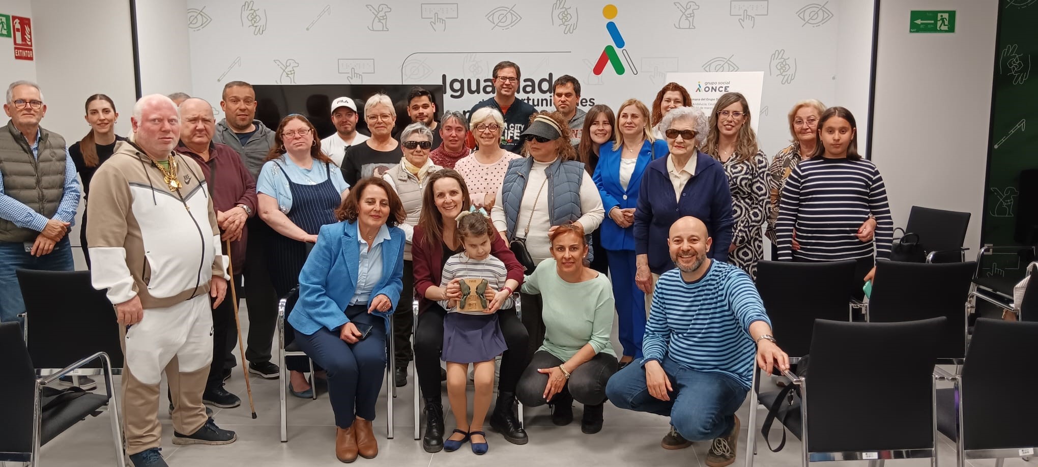 Acto con personas con sordoceguera en Motril en la Semana del Grupo Social ONCE de 2025