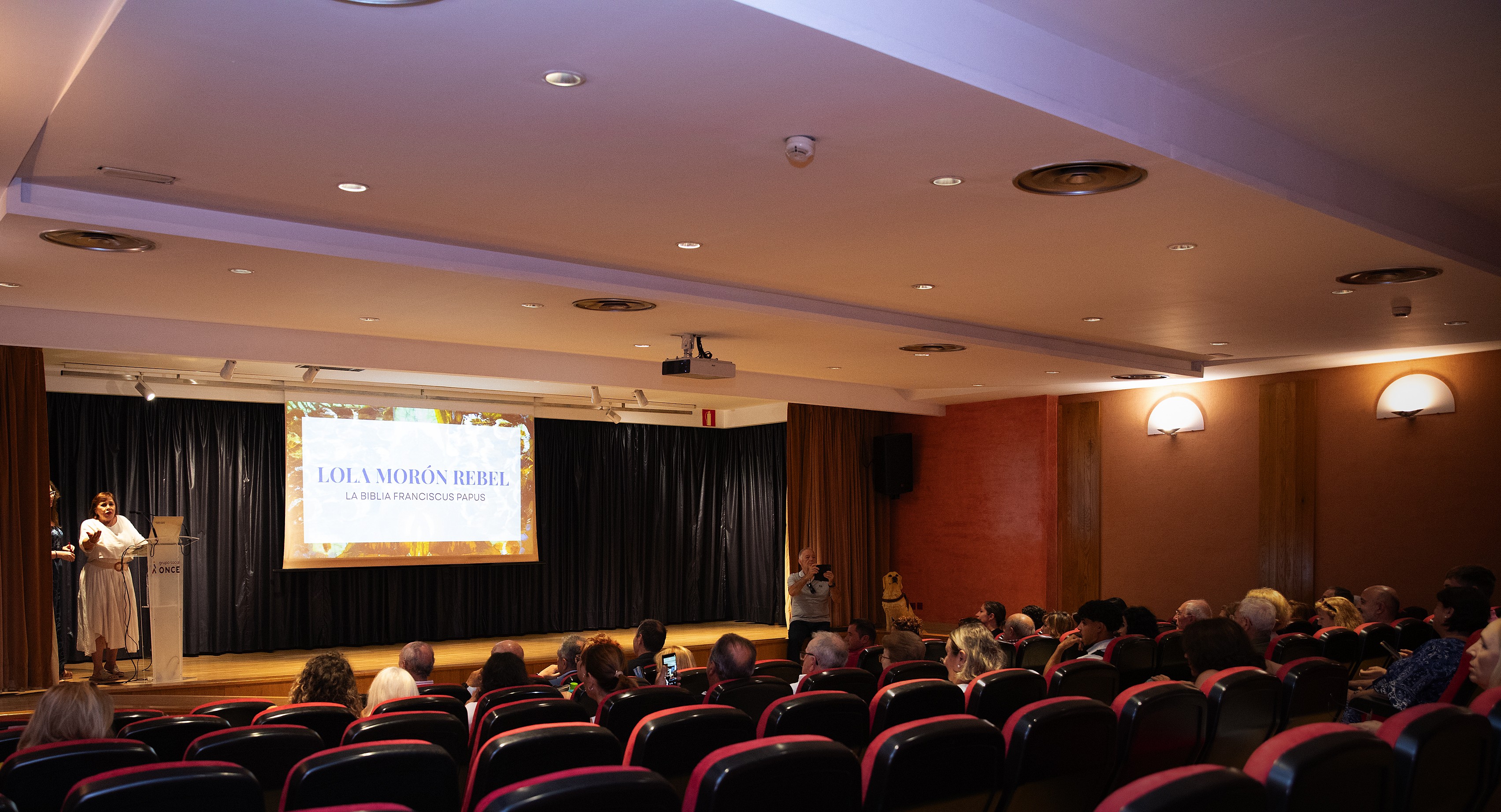 La presentación de la 'Biblia Franciscanus' en el salón de actos de la ONCE en Málaga