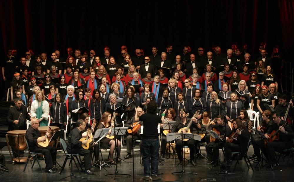 Actuación conjunta de corales, orquesta y orfeón para poner broche final a la Bienal
