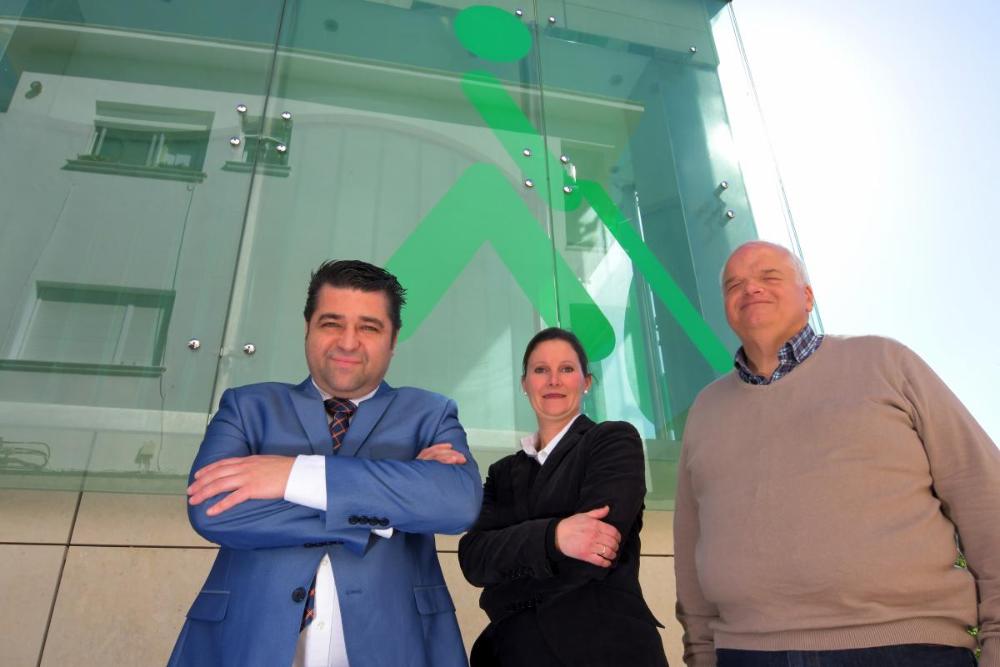 Ceferino, Sergio y María a las puertas de la sede de la ONCE de Cádiz