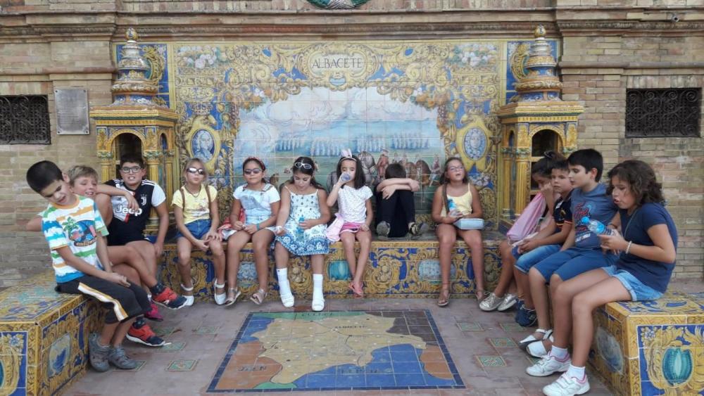 Almunos de Primaria descansando en la monumental Plaza de España de Sevilla