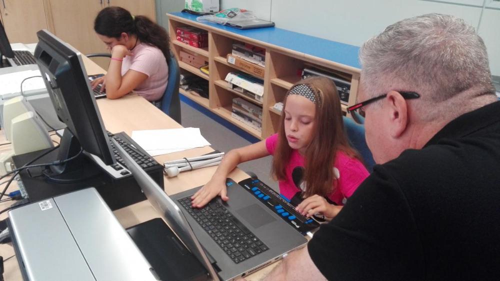 Alumna trabajando en clase de Inglés