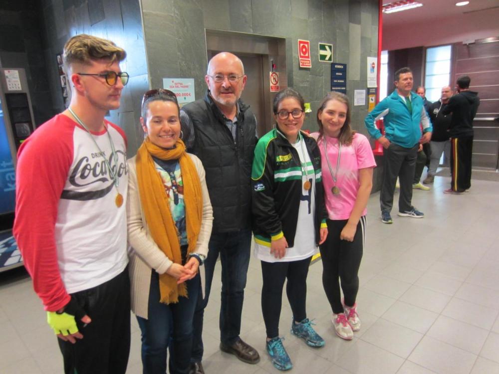 El vicepresidente del Consejo Territorial, José Antonio Ornedo, y la directora del CRE, Eva Pérez, entregaron las medallas