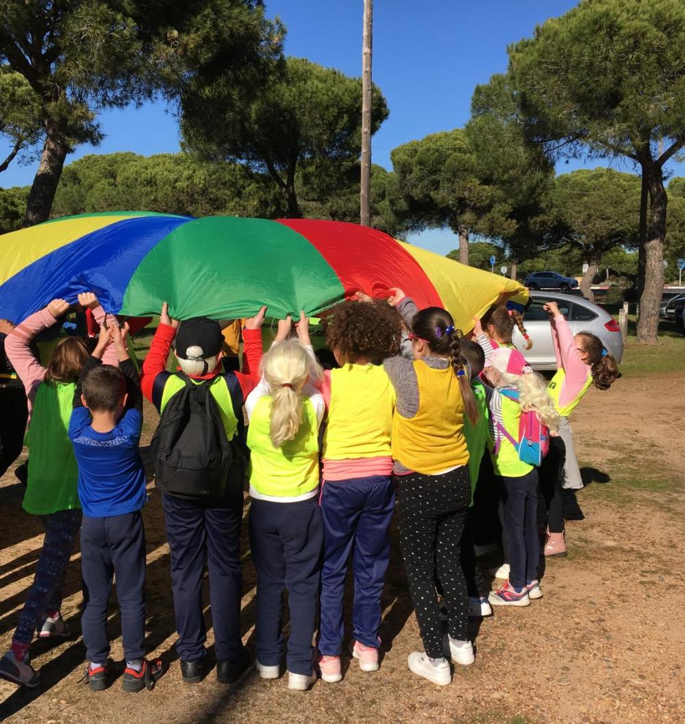 Entre las actividades realizadas hubo senderismo y tiempo para montar un paracaídas en la Sierra