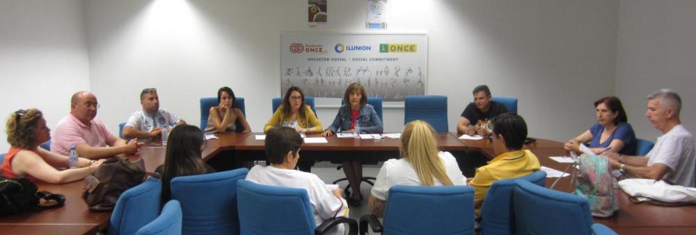 Los padres, reunidos, intercambian experiencias mientras sus hijos disfrutan fuera de las actividades