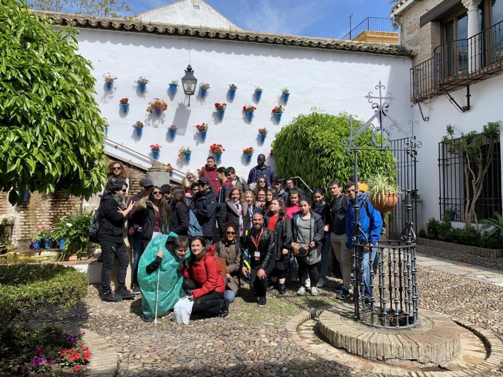 Foto de grupo en un patio cordobés