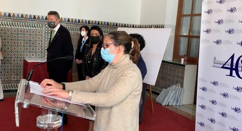 La afiliada Laura Mejías leyó en braille el preámbulo del Estatuto de Autonomía de Andalucía al inicio del acto