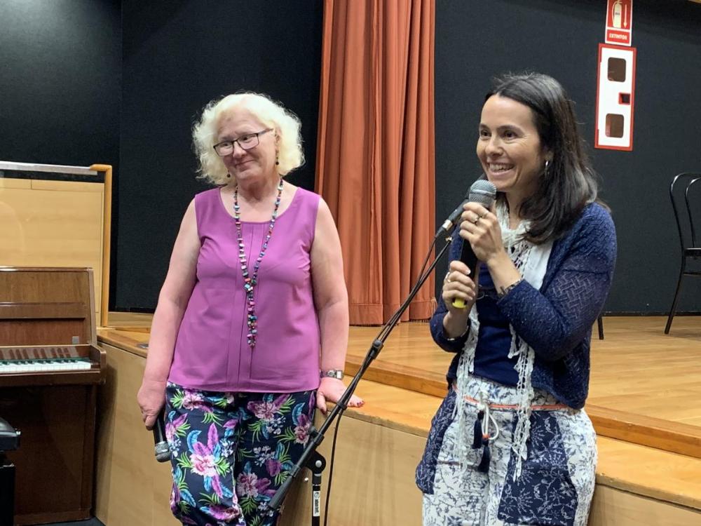 La directora del CRE de Sevilla, Eva Pérez, junto a la directora pedagógica, Carmen de Miguel, agradeció a los profesionales del centro, padres y alumnos su implicación en el éxito de esta primera edición del SECC musical