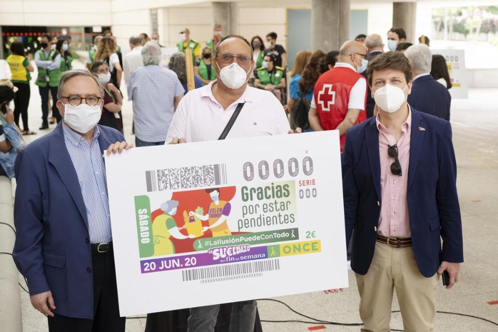 El presidente de la Mesa del Tercer Sector en Andalucía, Manuel Sánchez, junto a representantes del sector