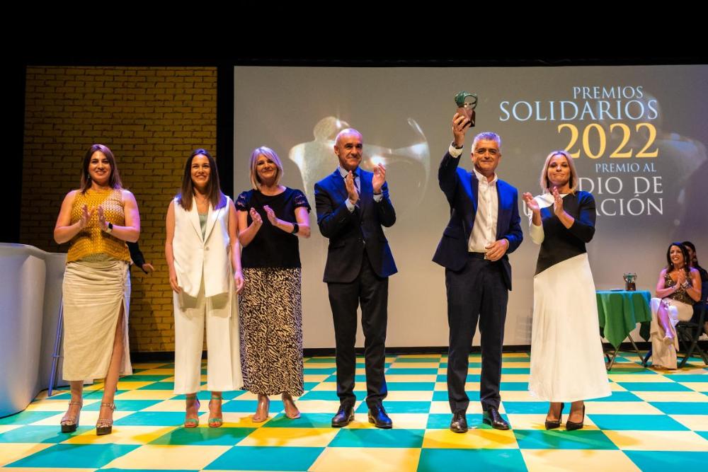 Modesto Barragán muestra orgulloso el premio al medio de comunicación entregado por el alcalde de Sevilla a Andalucía Directo