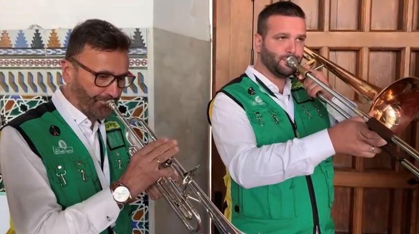 Antonio Barragán y su hijo interpretaron el himno de Andalucía al finalizar el acto