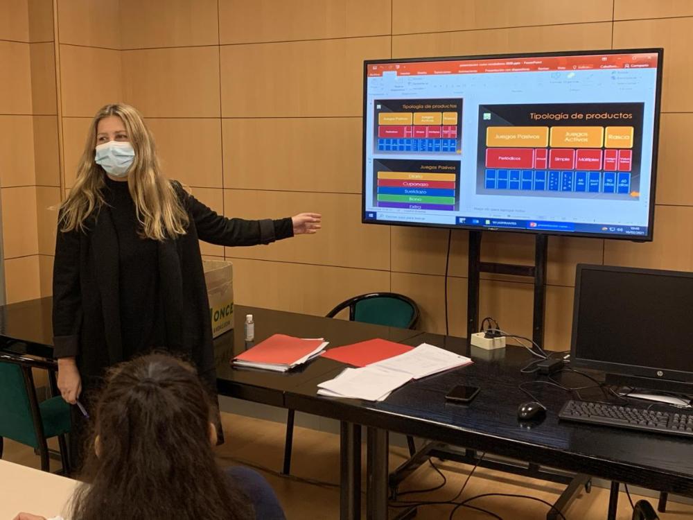 Pilar Caballero impartiendo una de las jornadas de formación teórica en la Delegación Territorial