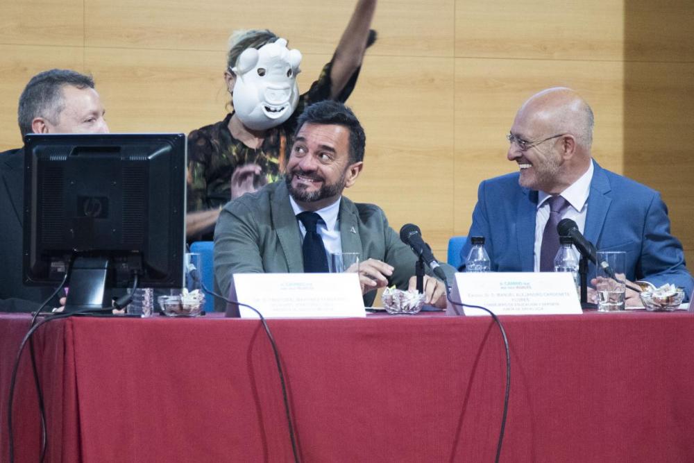 Una de las actrices sorprende a la mesa presidencial con su interrupción