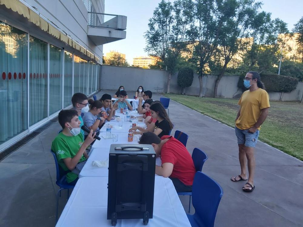 Imagen de la cena de despedida en el patio del CRE de Sevilla