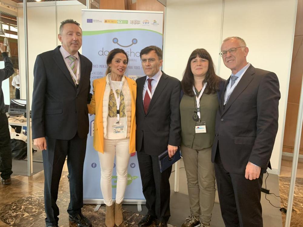 El vicepresidente de Fundación ONCE y el delegado territorial visitaron los stands del Congreso, entre ellos el de Dadai Shop en el que trabaja una afiliada a la ONCE