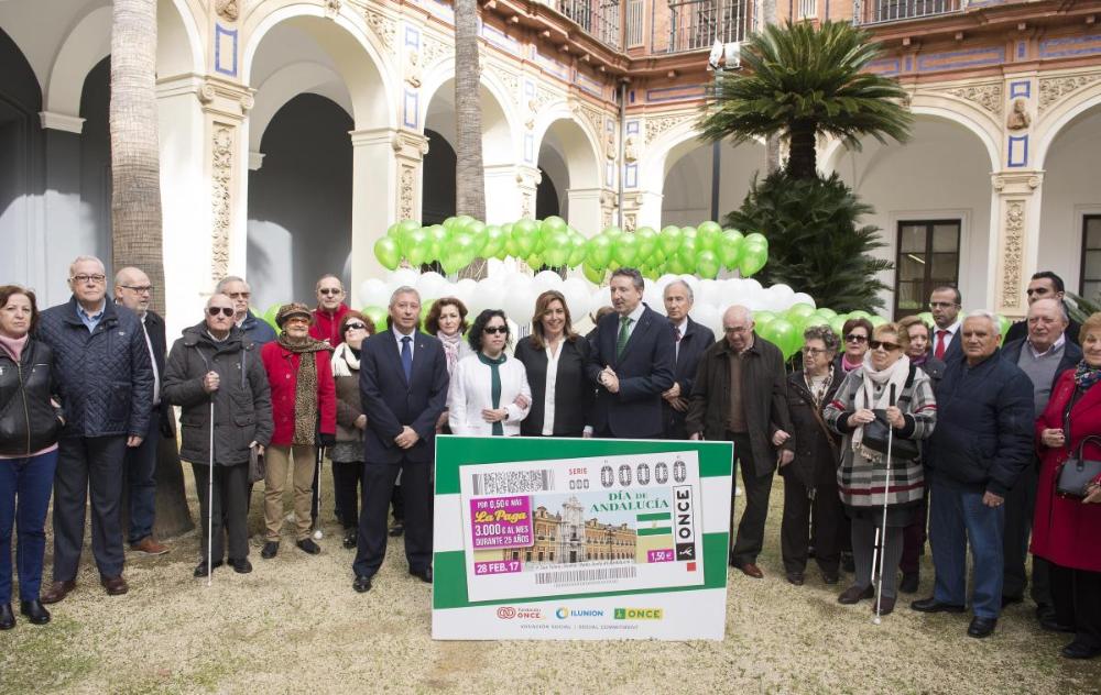 Susana Díaz con el grupo de afiliados a la ONCE antes de soltar los globos al cielo en el palacio de San Telmo