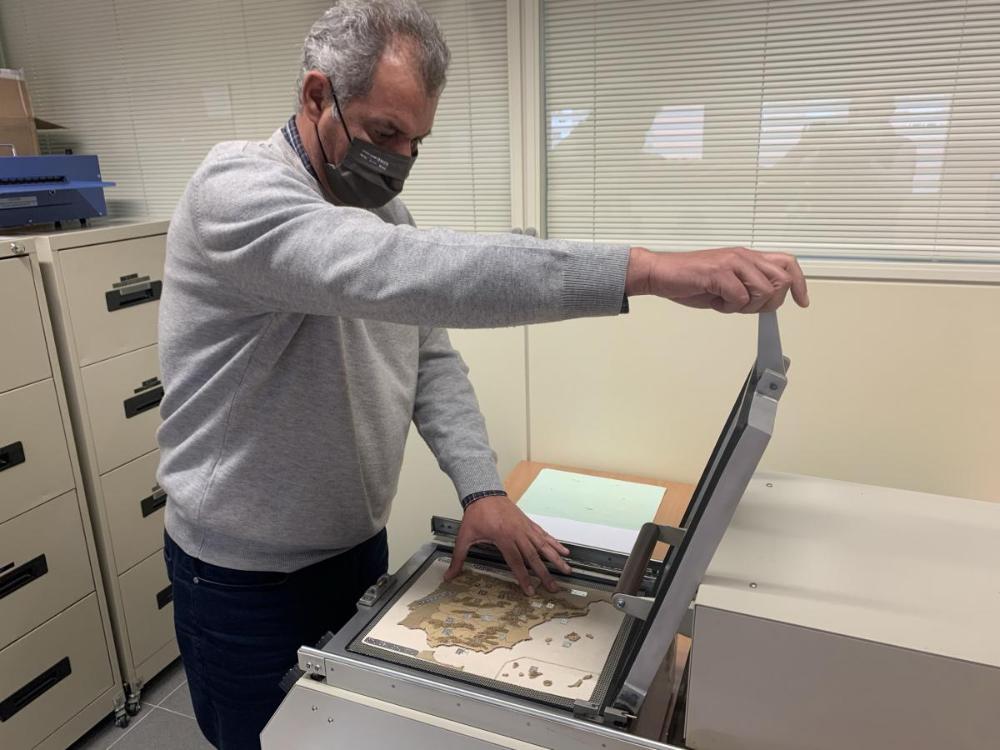 Jesús Rodríguez, profesional del Servicio Bibliográfico, imprime un mapa de España en relieve