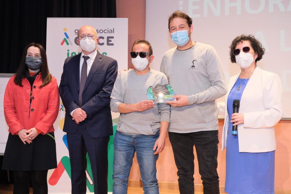 Entrega del segundo premio grupal a Los Navegantes