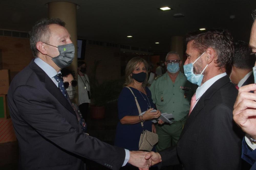 El director general de Igualdad, Diversidad y Violencia de Género de la Junta de Andalucía, Ángel Mora, saluda al delegado territorial