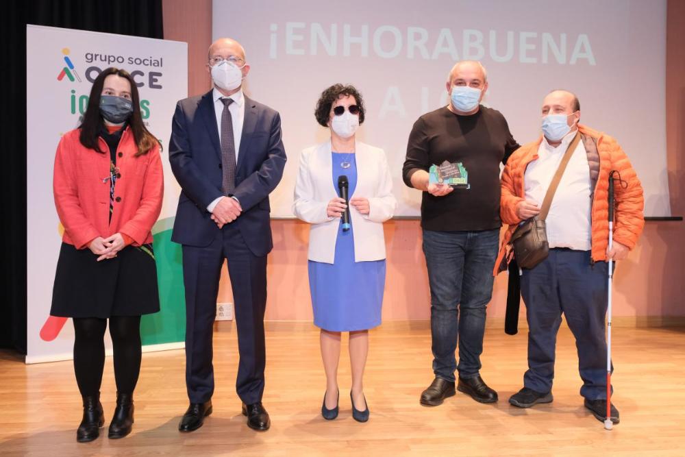 Entrega del tercer premio grupal a 'De Cero'