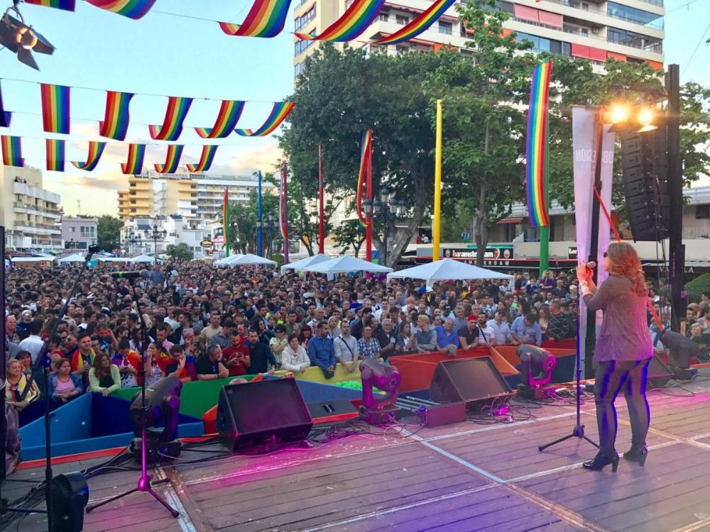 La plaza de la Nogalera a rebosar de público durante la actuación de Coraluna