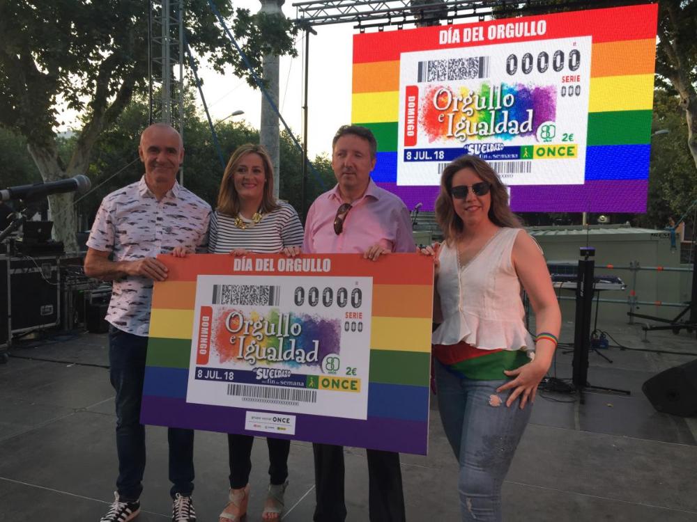 En Sevilla, el delegado de Hábitat Urbano, Cultura y Turismo y la delegada de Igualdad con el delegado territorial de la ONCE presentaron el cupón en la fiesta de La Alamada