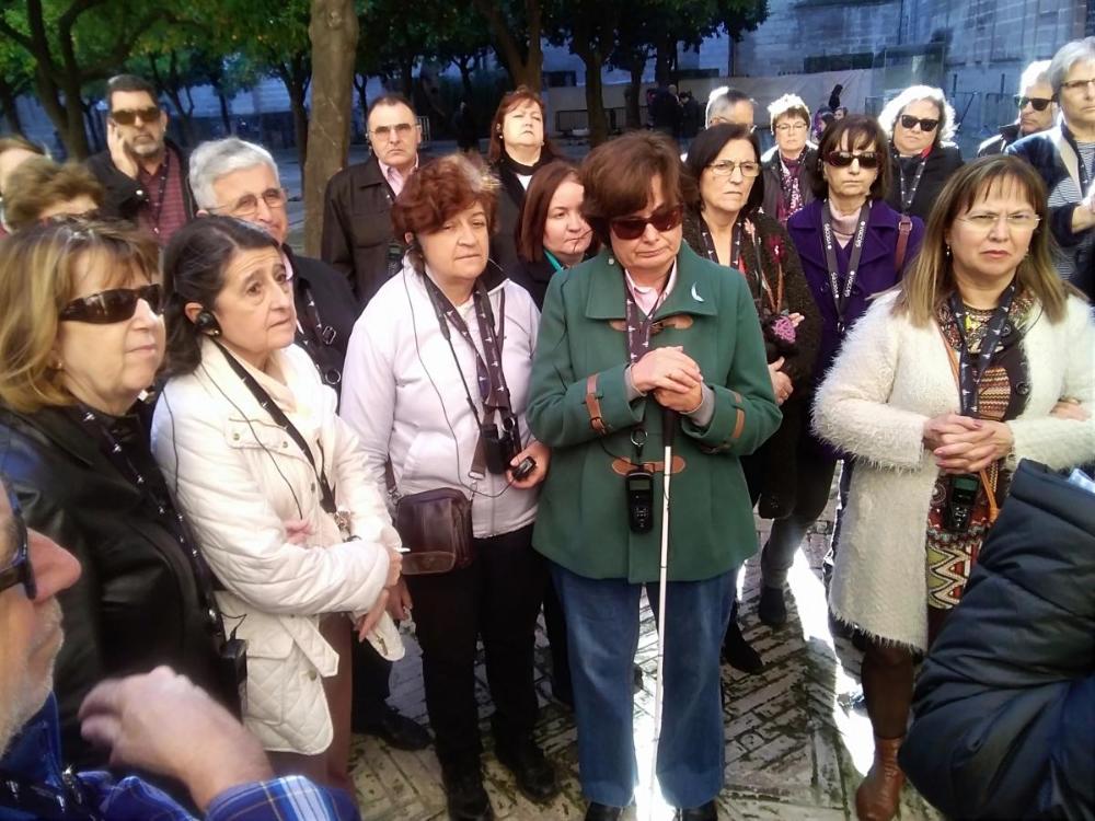 Los afiliados atienden las explicaciones de los guías antes de entrar en el interior de la catedral