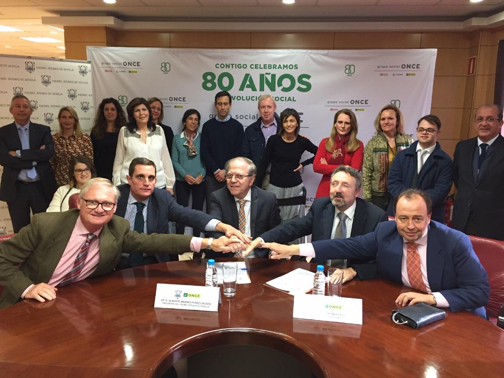 Foto de familia de las autoridades asistentes al acto de toma de presentación en sociedad de Nicolás Vargas