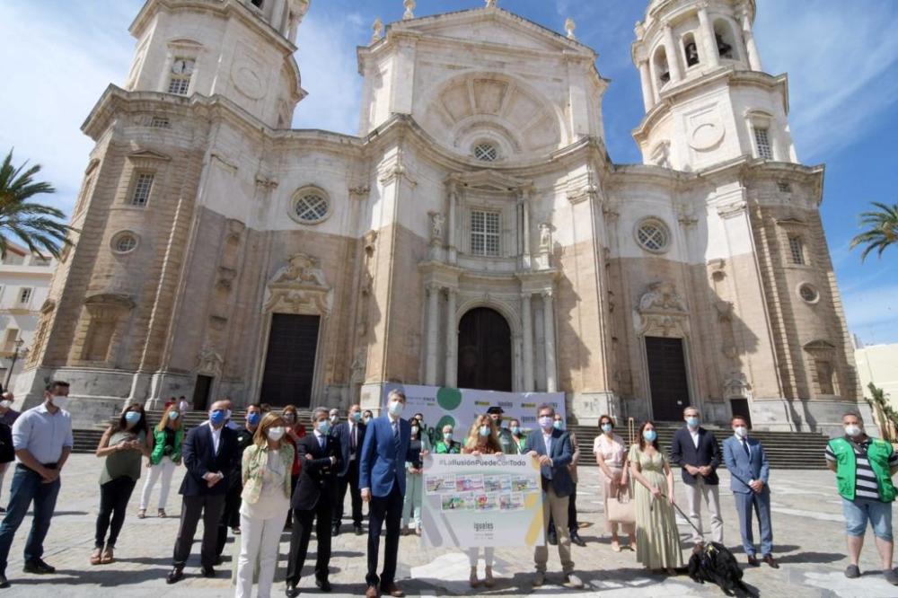 Vista general de la presentación en Cádiz, en la plaza de la Catedral