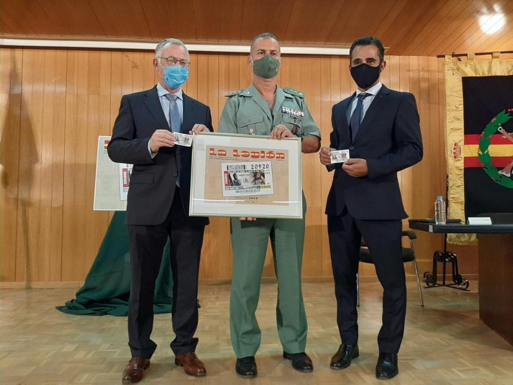 El director de la ONCE en Málaga presenta el cupón al Jefe de la Brigada Rey Alfonso XIII  II de La Legión
