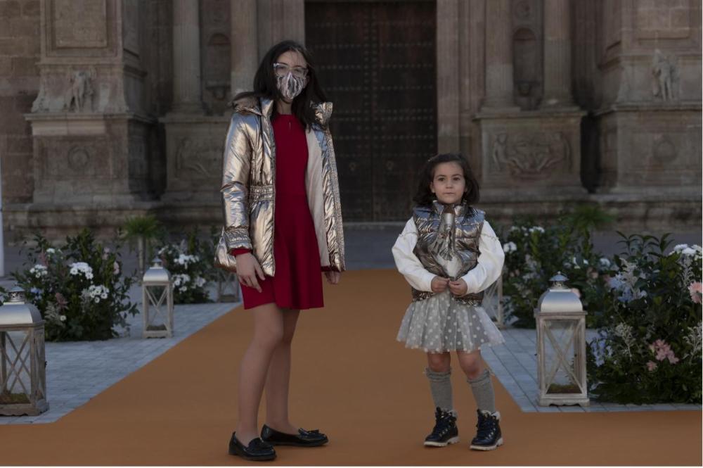 Cristina Bonilla García, afiliada a la ONCE, (a la izquierda) desfilando en la plaza de la Catedral de Almería