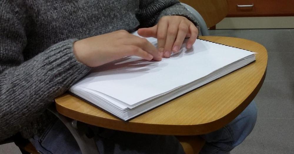 Uno de los alumnos leyendo en braille en el taller de animación a la lectura