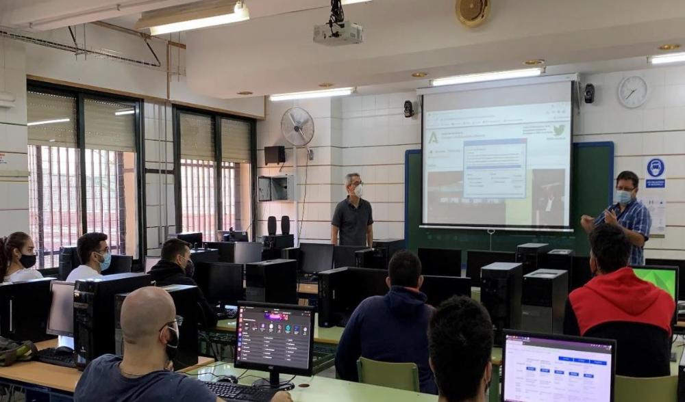 Aula del Ciclo Formativo de Aplicaciones Informáticas del IES Julio Verne organizada por el CRE de Sevilla