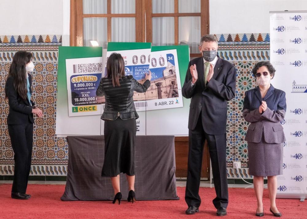 Marta Bosquet termina de componer la imagen del cupón junto al delegado territorial y la presidenta del Consejo