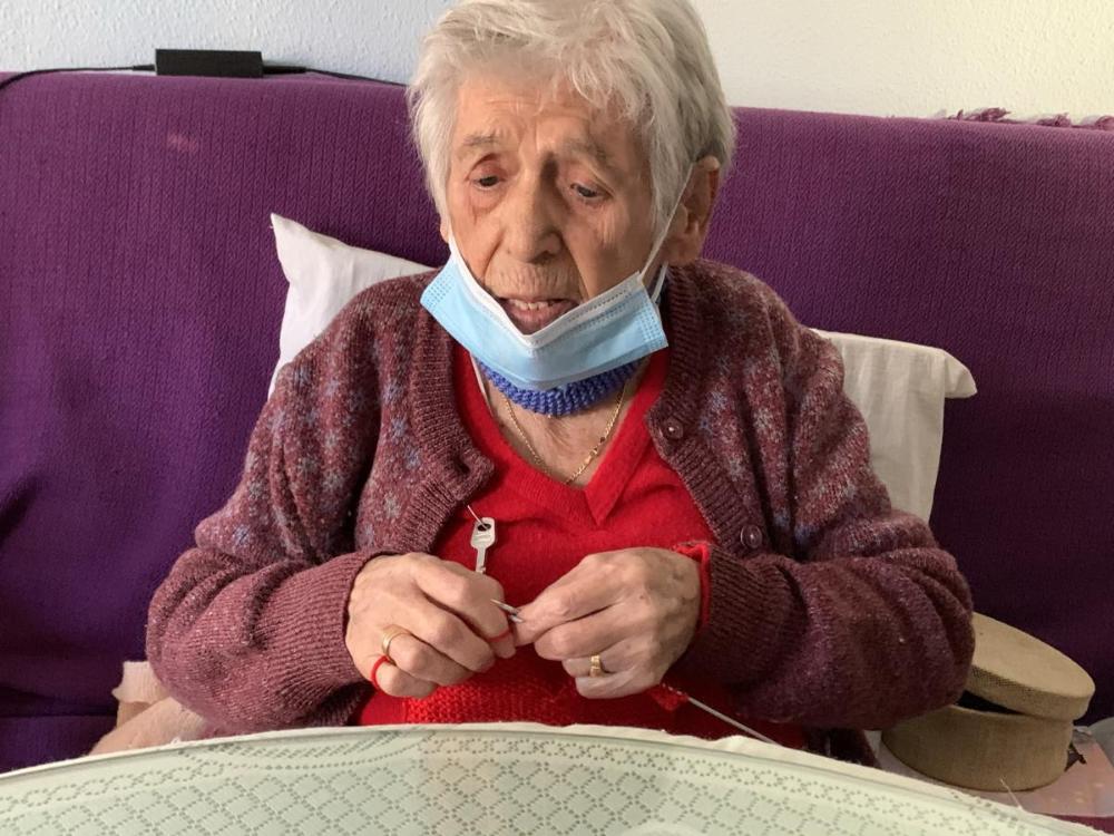 La vida de María Pilar Olar transcurre entre horas sucesivas de lectura, punto y mucha radio