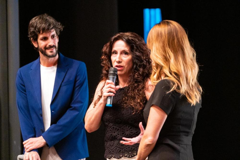 La consejera de Igualdad en funciones responde a las preguntas de los presentadores