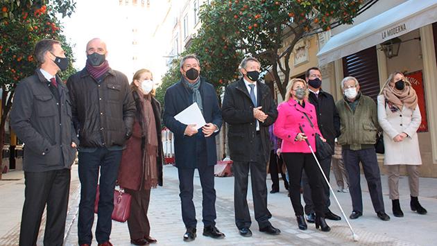 José Soto en la exposición de la pintora y poetisa María José Muñoz, en Granada