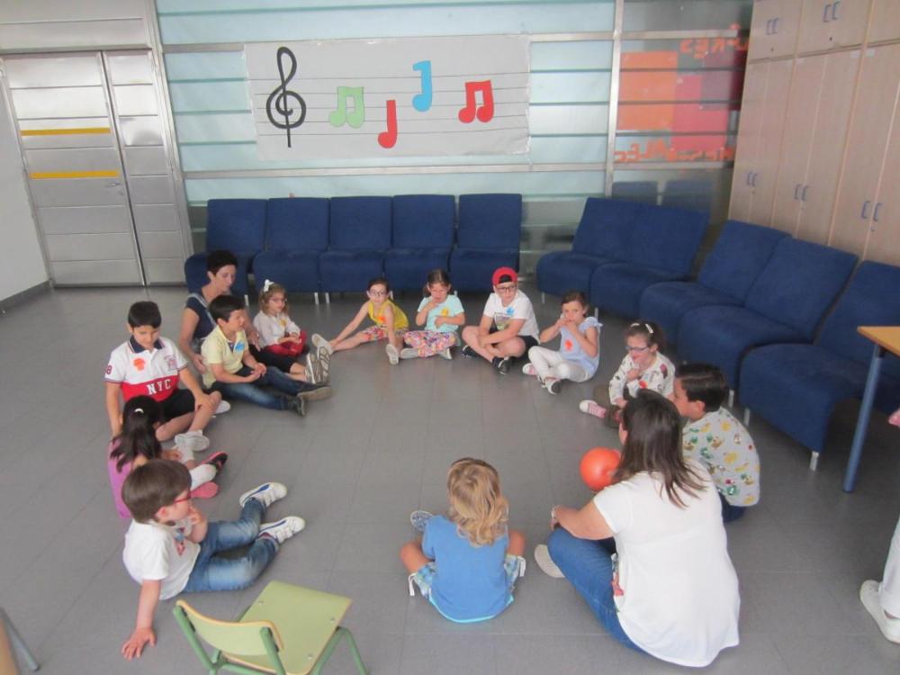 Reunión grupal de los alumnos más pequeños durante la Jornada