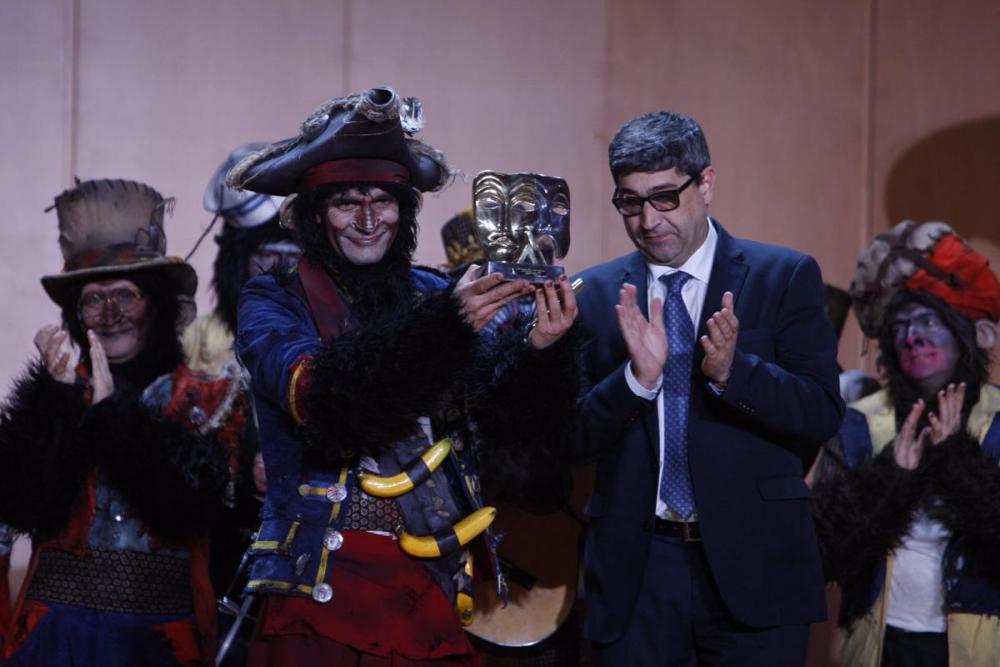 El vicepresidente de la ONCE, José Luis Pinto, entregó este año el primer premio del Fermín Salvochea a 'Los Irracionales?