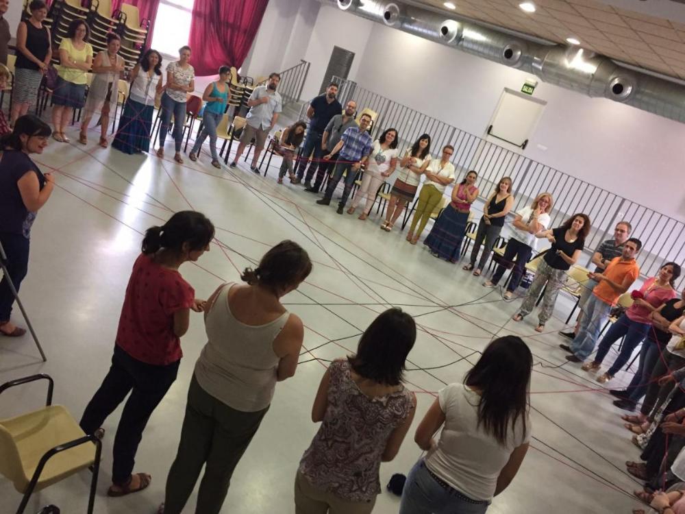 Asamblea de la Red de Empleo en la que se hizo una dinámica sobre cómo se relacionan unas con otras las instituciones y entidades que trabajan por el empleo en Polígono Sur