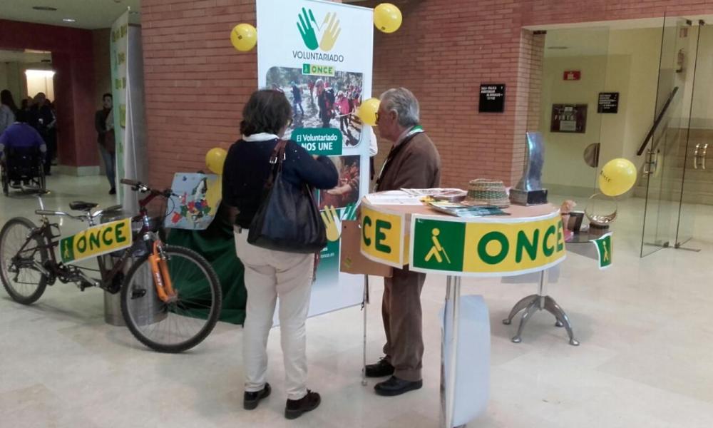 La ONCE contó con un stand expositivo en el hall del Palacio de Congresos de Sevilla