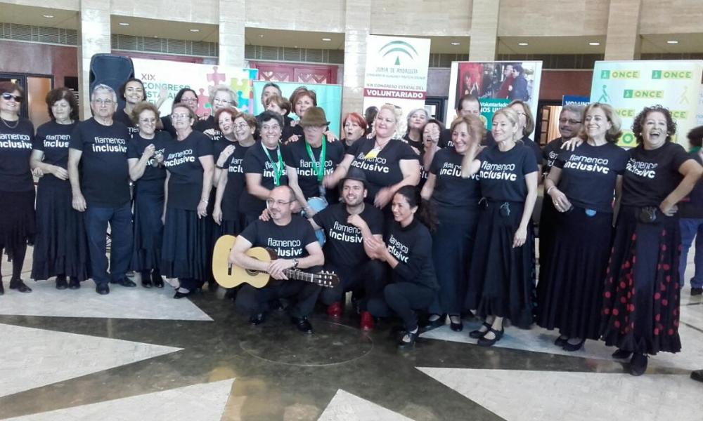 Foto de familia de los integrantes del taller inclusivo que dirige José Galán en la Delegación Territorial