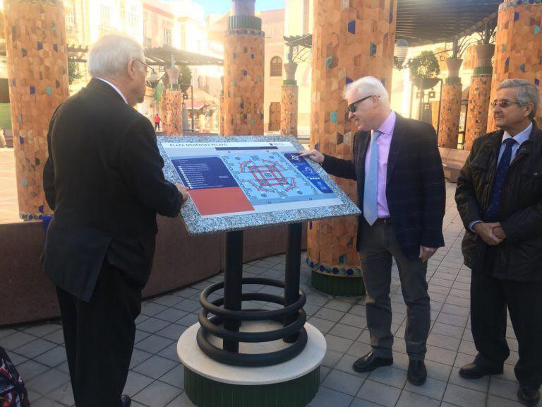 Imbroda y Gordillo observan el contenido del nuevo plano háptico de Melilla