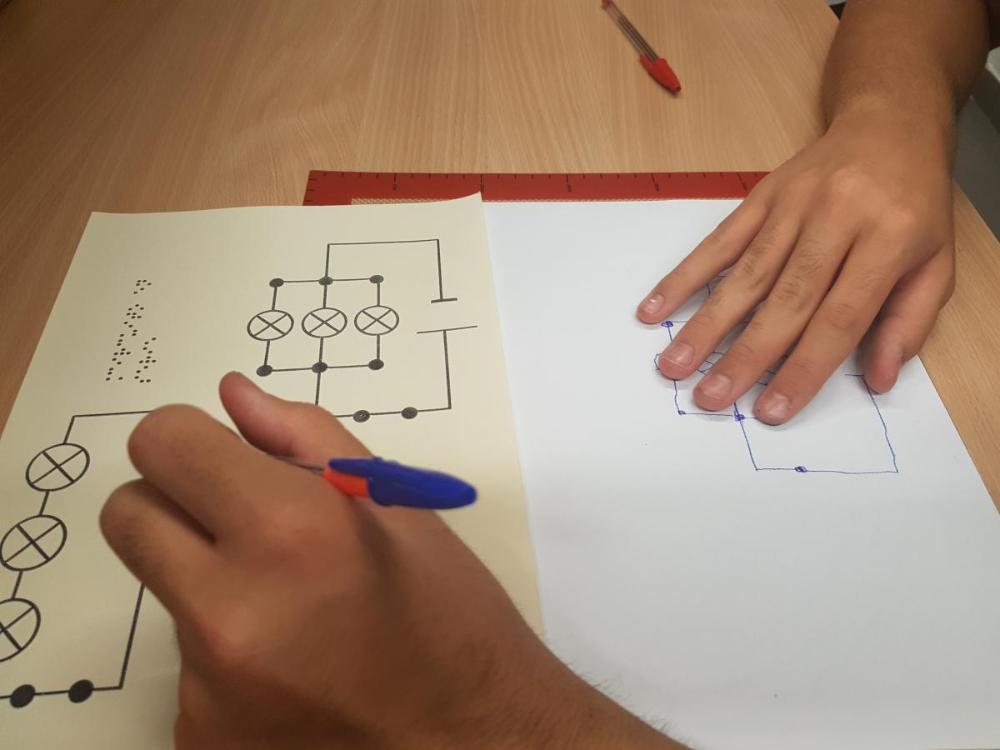 Uno de los alumnos participantes poniéndose las pilas