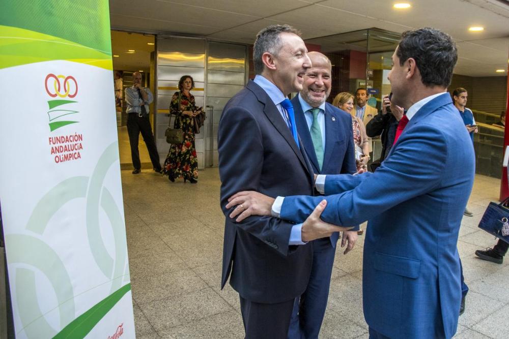 El delegado territorial de la ONCE y presidente de la FADEC recibe al presidente de la Junta y al consejero de Educación y Deporte a su llegada al CRE de Sevilla