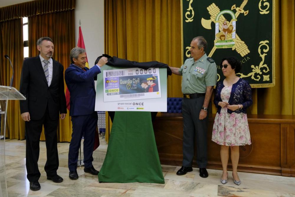 Descubrimiento del cupón dedicado al 175 aniversario de la creación de la Guardia Civil