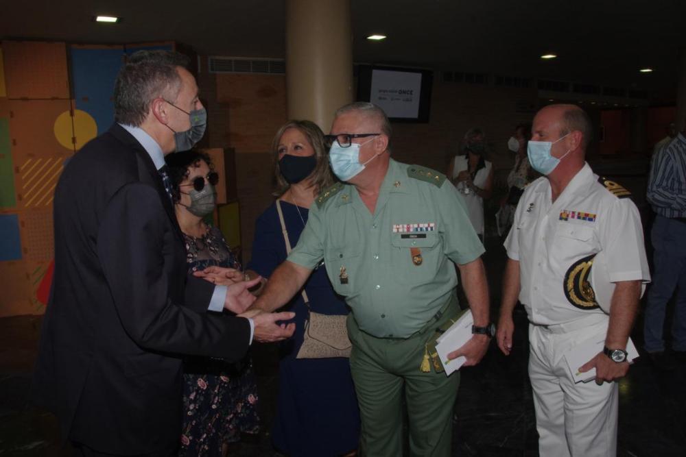 El delegado territorial da la bienvenida al comandante naval de Almería y el coronel #8211 director de la Colección Museográfica de la Legión.